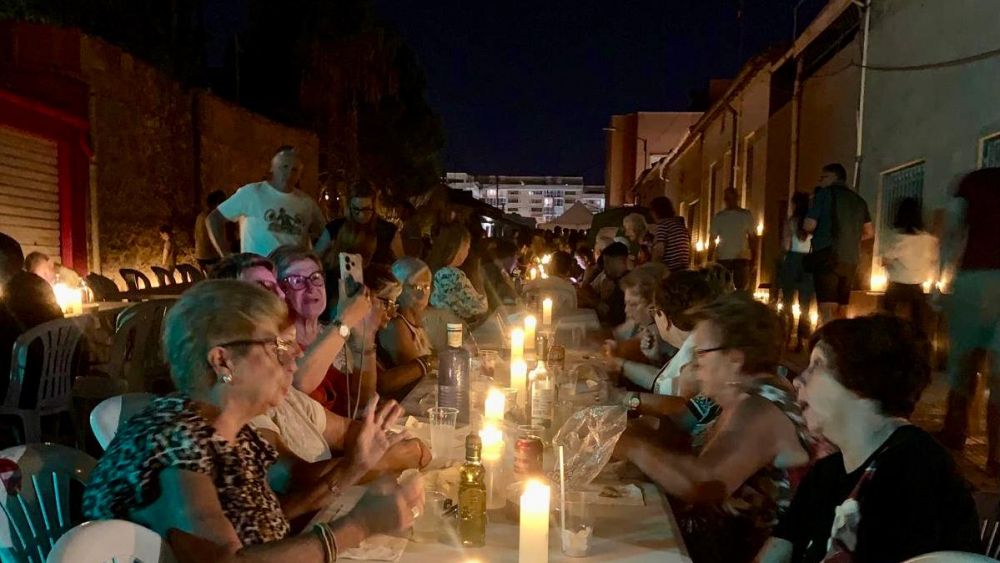 Vecinos y vecinas disfrutan de la Noche de Candiles en San Gabriel Vecinos y vecinas disfrutan de la Noche de Candiles en San Gabriel