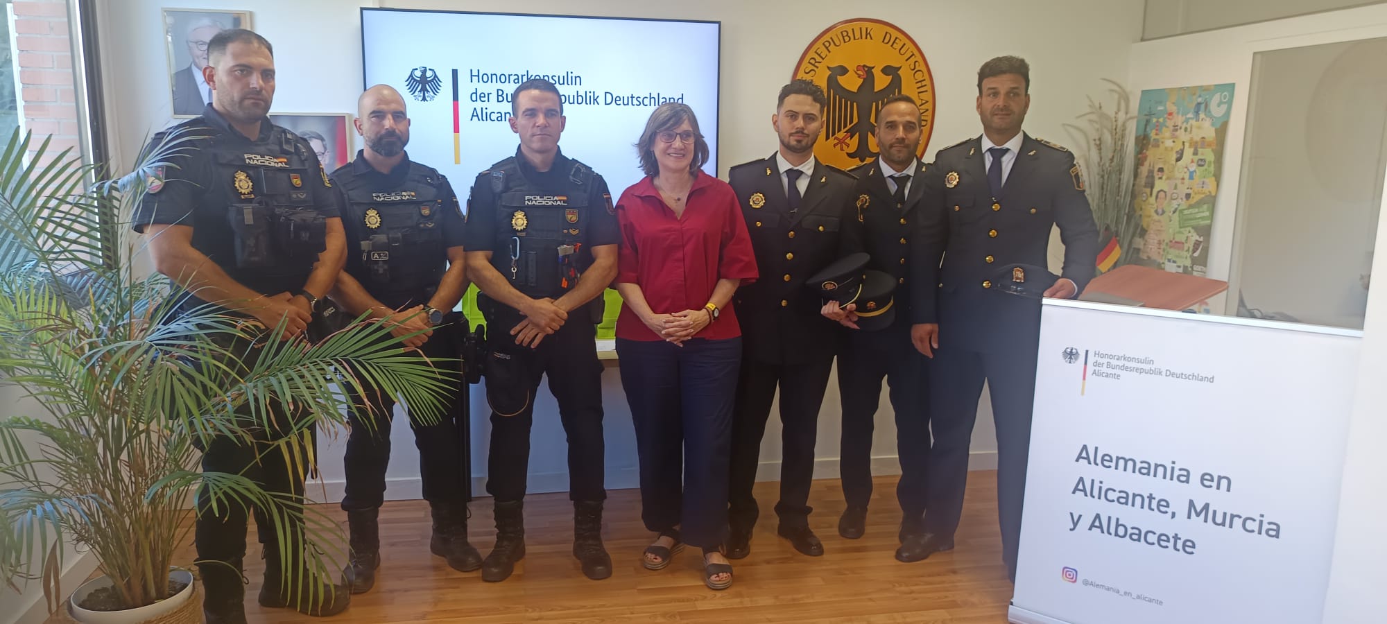Reconocimiento a agentes de la policía en Alicante Reconocimiento a agentes de la policía en Alicante