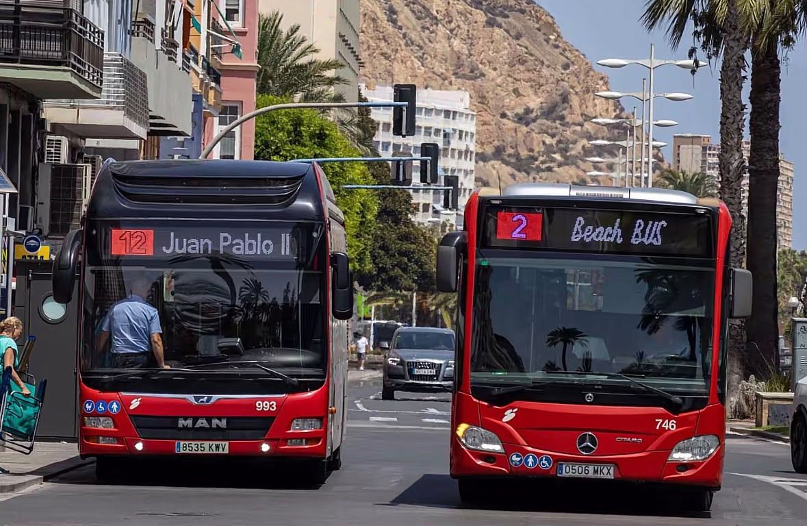 Autobuses urbanos de Alicante en la Puerta del Mar (Foto: Iberian Transport) Autobuses urbanos de Alicante en la Puerta del Mar (Foto: Iberian Transport)