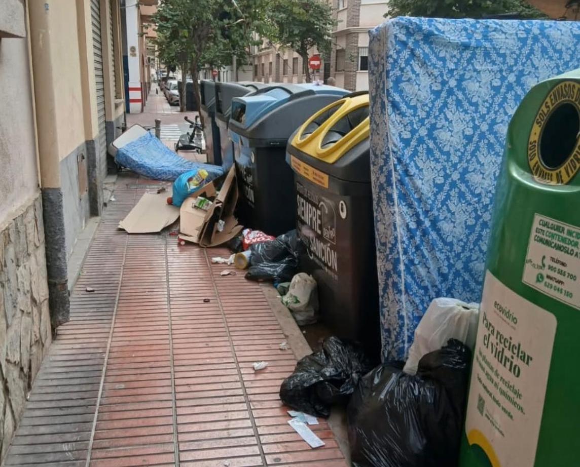 Basura fuera de los contenedores en San Vicente Basura fuera de los contenedores en San Vicente