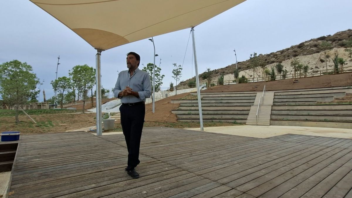 El alcalde Luis Barcala en el nuevo escenario del parque Isla de Corfú El alcalde Luis Barcala en el nuevo escenario del parque Isla de Corfú