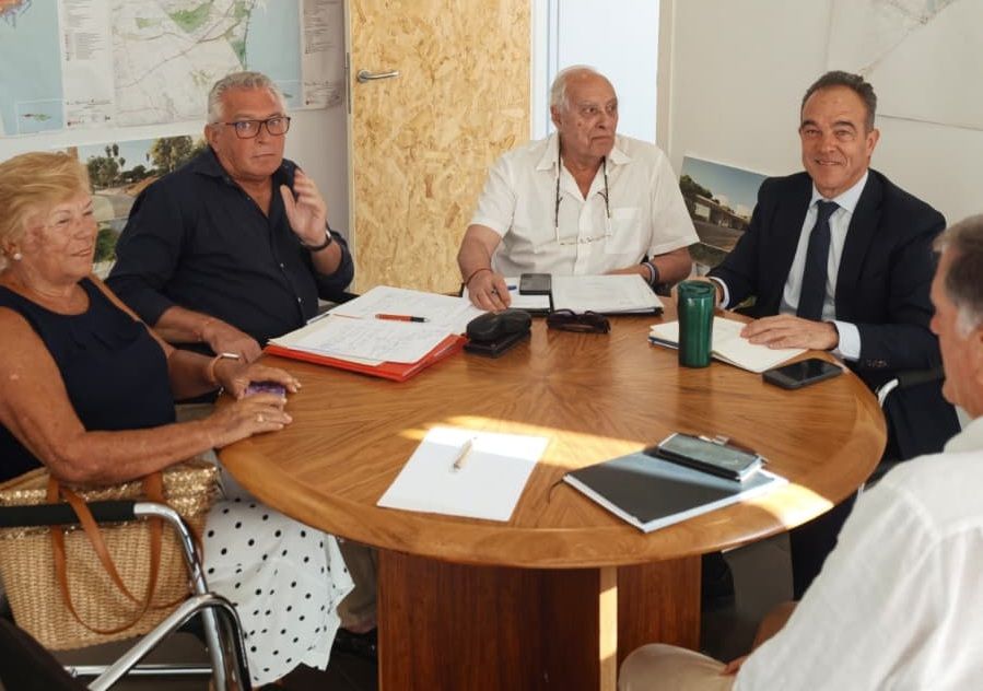 El concejal Antonio Peral se reúne con la asociación de Vecinos Albufereta-Playa Blanca El concejal Antonio Peral se reúne con la asociación de Vecinos Albufereta-Playa Blanca