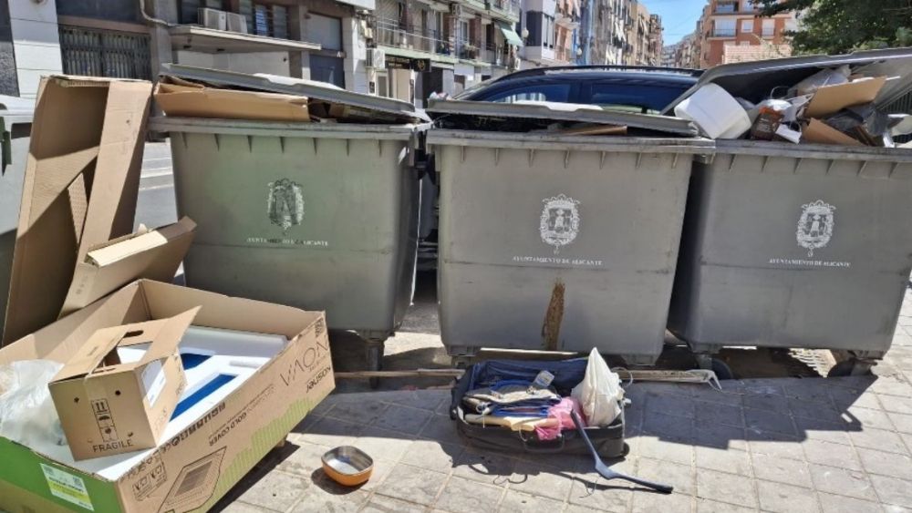 Suciedad acumulada en contenedores de Alicante (Foto: CAL) Suciedad acumulada en contenedores de Alicante (Foto: CAL)