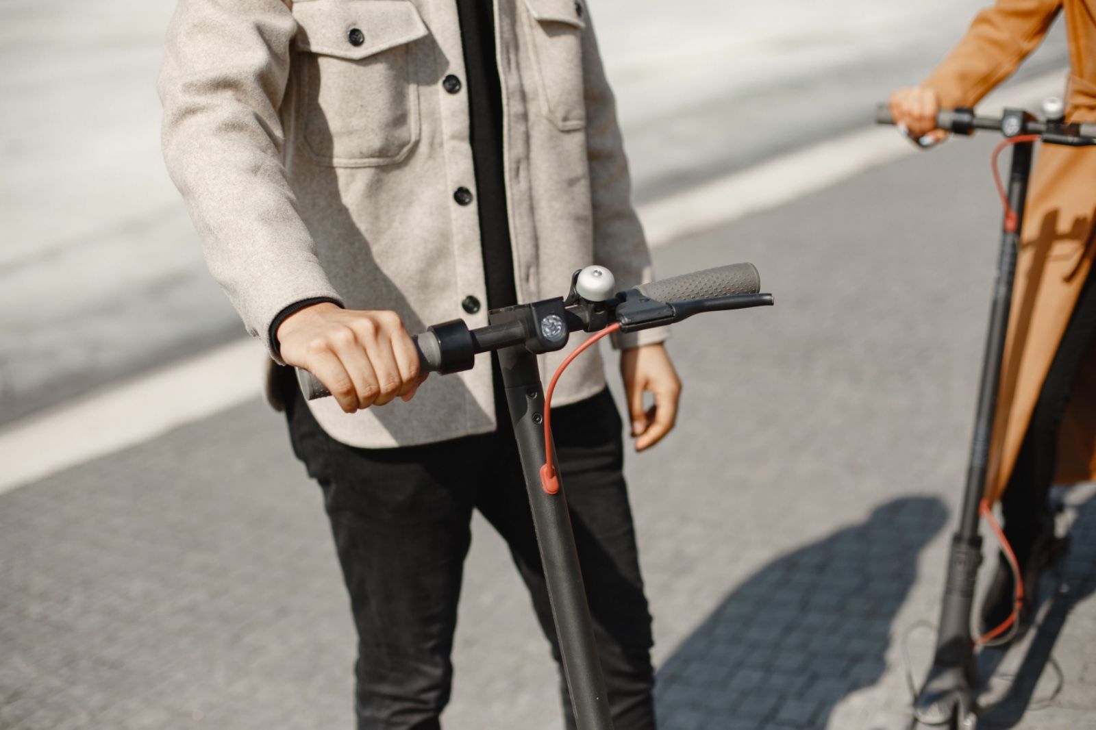Dos persones utilitzen un patinet elèctric a Alacant (Foto: Pexels) Dos persones utilitzen un patinet elèctric a Alacant (Foto: Pexels)