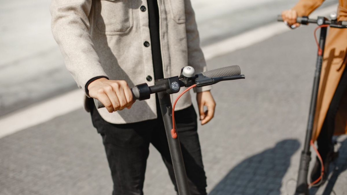 Dos personas utilizan un patinete eléctrico en Alicante (Foto: Pexels) Dos personas utilizan un patinete eléctrico en Alicante (Foto: Pexels)