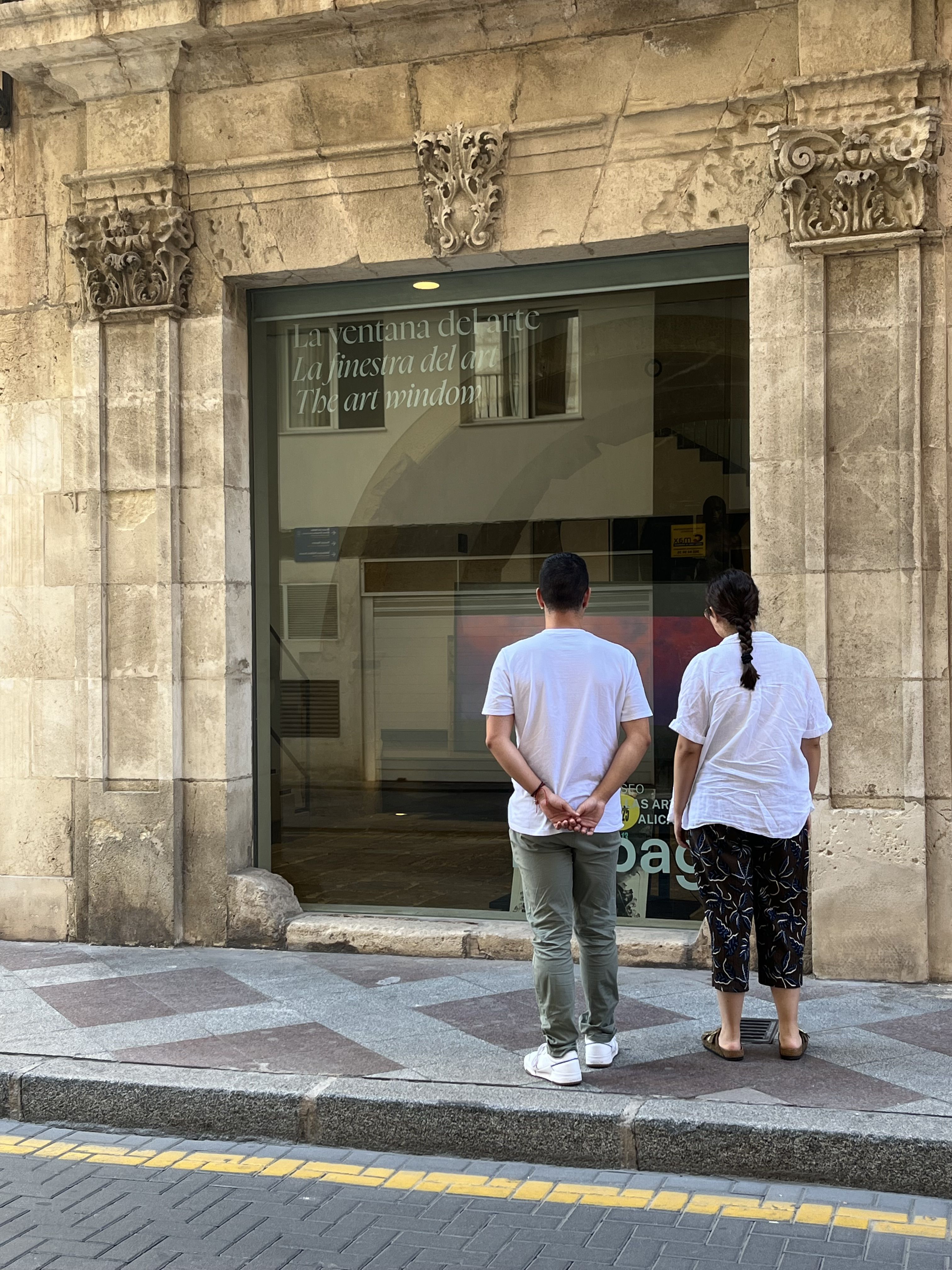 Dos personas en la fachada del MUBAG en Alicante Dos personas en la fachada del MUBAG en Alicante