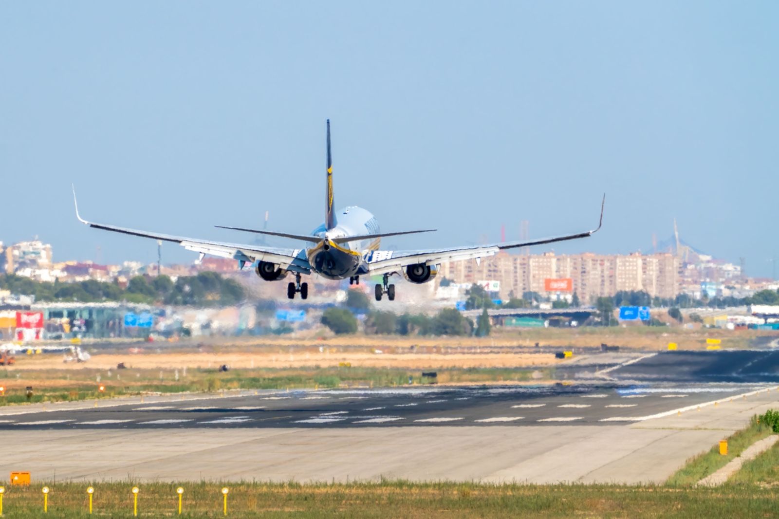 Un avión aterriza en el aeropuerto de Manises (Foto: Rafael Minguet - Pexels) Un avión aterriza en el aeropuerto de Manises (Foto: Rafael Minguet - Pexels)