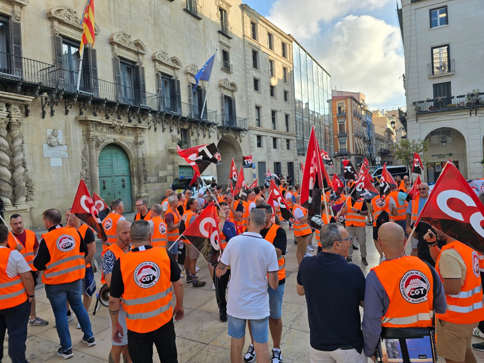 Concentració dels conductors de La Alcoyana a les portes de l'Ajuntament d'Alacant Concentració dels conductors de La Alcoyana a les portes de l'Ajuntament d'Alacant