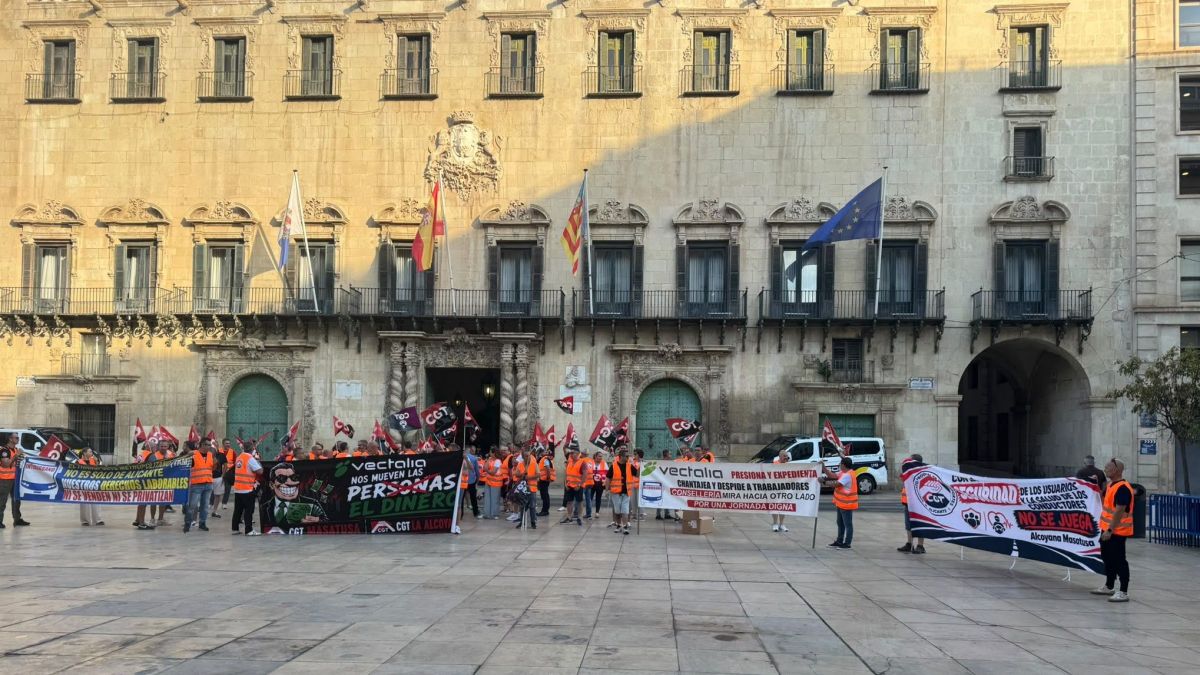 Concentración de la plantilla de La Alcoyana en la Plaza del Ayuntamiento Concentración de la plantilla de La Alcoyana en la Plaza del Ayuntamiento