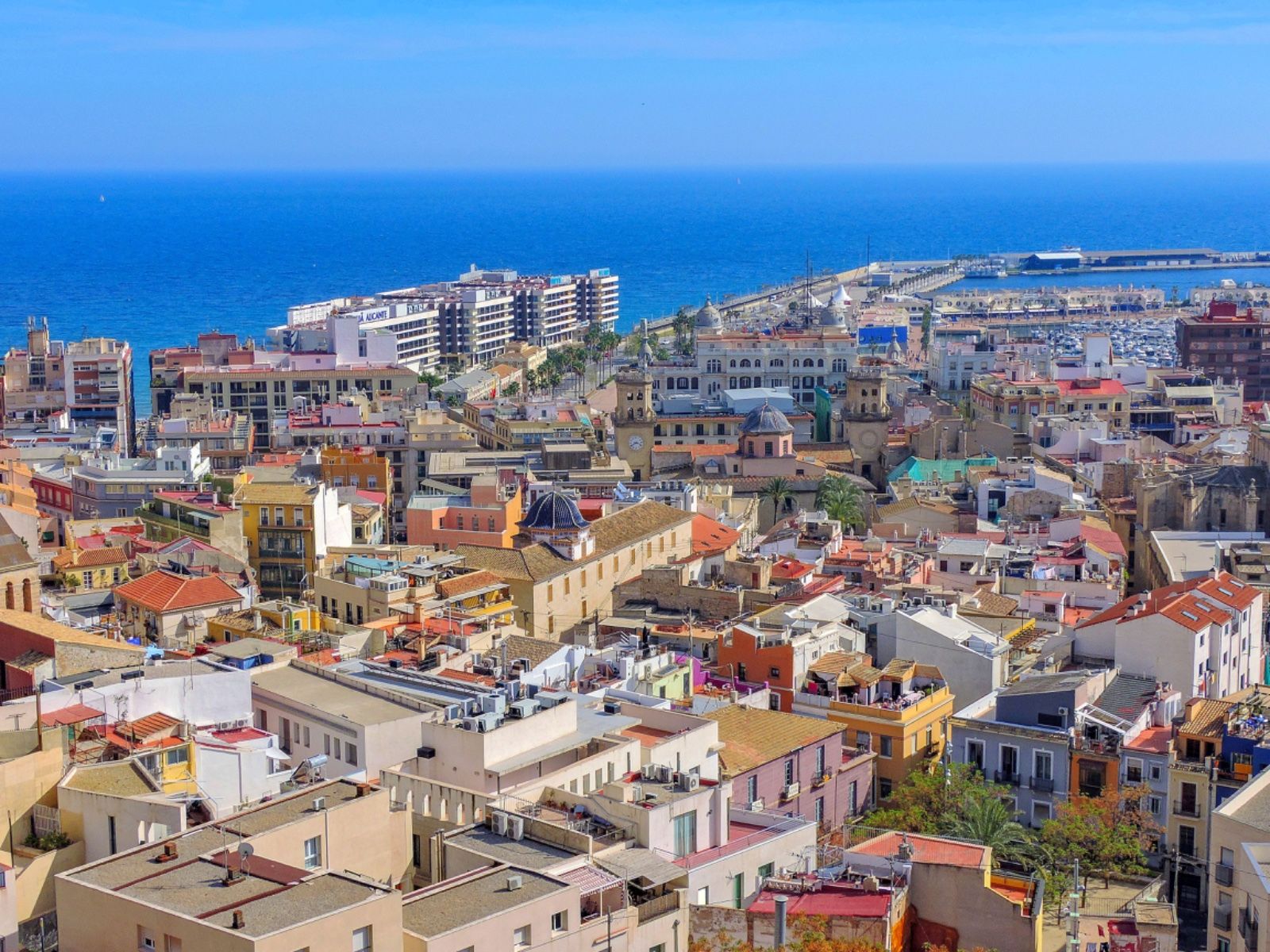Panorámica de viviendas del casco antiguo de Alicante con el litoral de fondo Panorámica de viviendas del casco antiguo de Alicante con el litoral de fondo