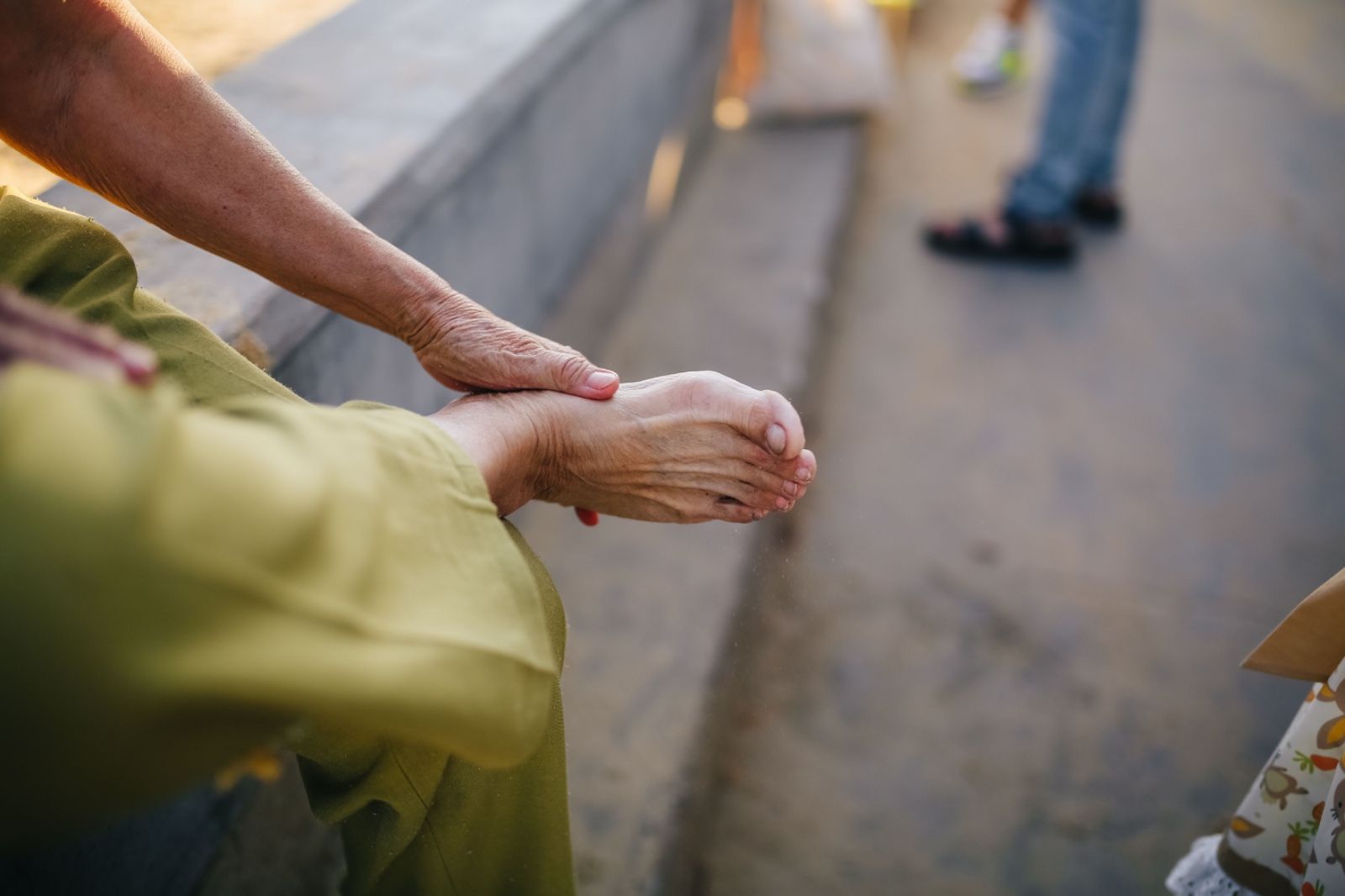Una mujer se toca el pie al notar una molestia (RDNE - Pexels) Una mujer se toca el pie al notar una molestia (RDNE - Pexels)