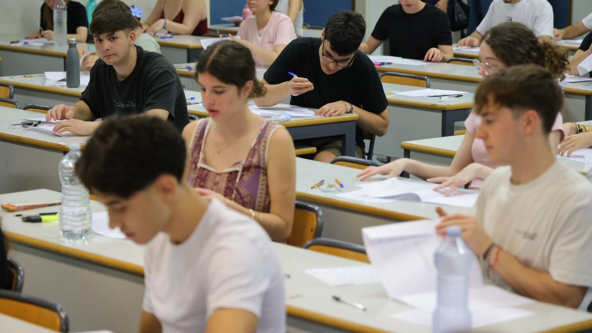 Estudiants durant un examen de la PAU 206 en la Comunitat Valenciana Estudiants durant un examen de la PAU 206 en la Comunitat Valenciana