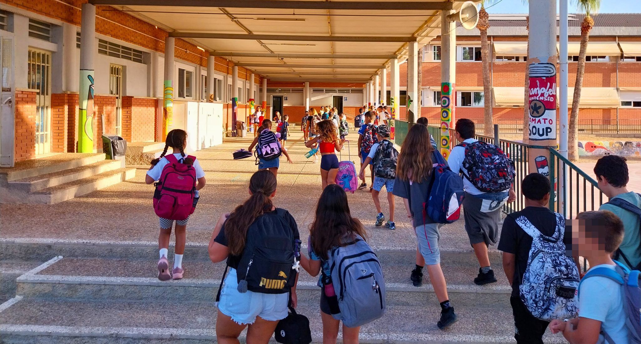 Xiquets i xiquetes entren a un col·legi de La Vila Joiosa en el primer dia de curs Xiquets i xiquetes entren a un col·legi de La Vila Joiosa en el primer dia de curs