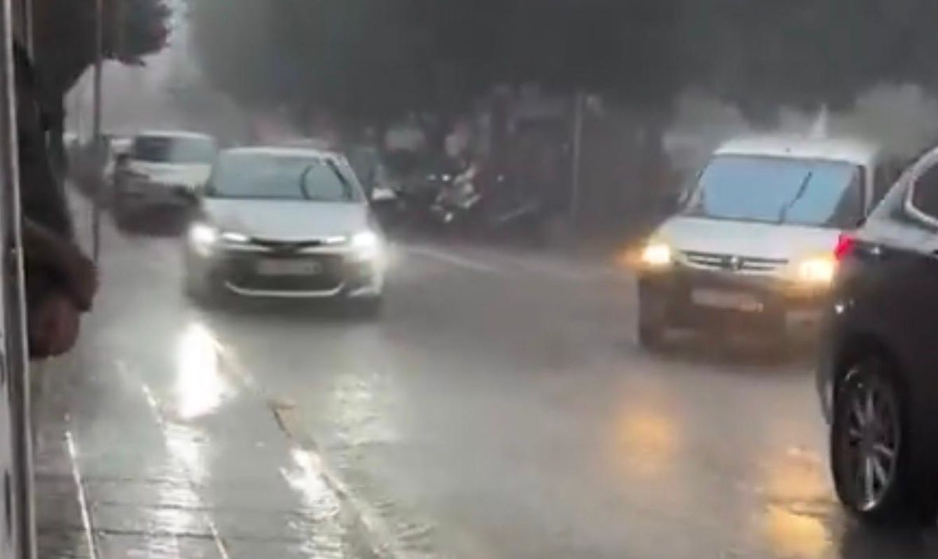 Varios coche sobre la intensa lluvia en Orihuela (Fuente: MeteOrihuela)