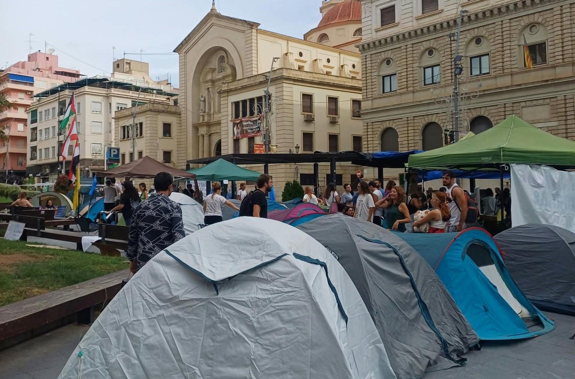Acampada por la vivienda en la plaza de la Montañeta en Alicante (Foto: Sindicat de Vivenda Carolines) Acampada por la vivienda en la plaza de la Montañeta en Alicante (Foto: Sindicat de Vivenda Carolines)