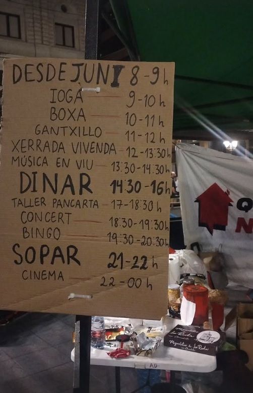 Cartel con la programación de actividades durante la jornada del domingo en la acampada por la vivienda en Alicante Cartel con la programación de actividades durante la jornada del domingo en la acampada por la vivienda en Alicante