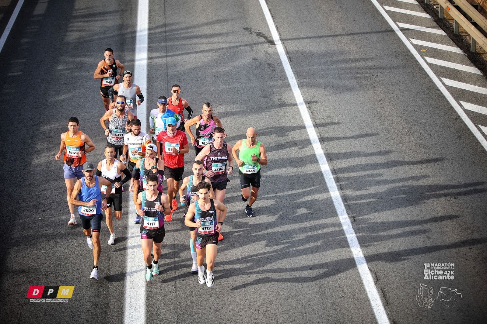 Atletas en la pasada edición de la Maratón Elche-Alicante Atletas en la pasada edición de la Maratón Elche-Alicante