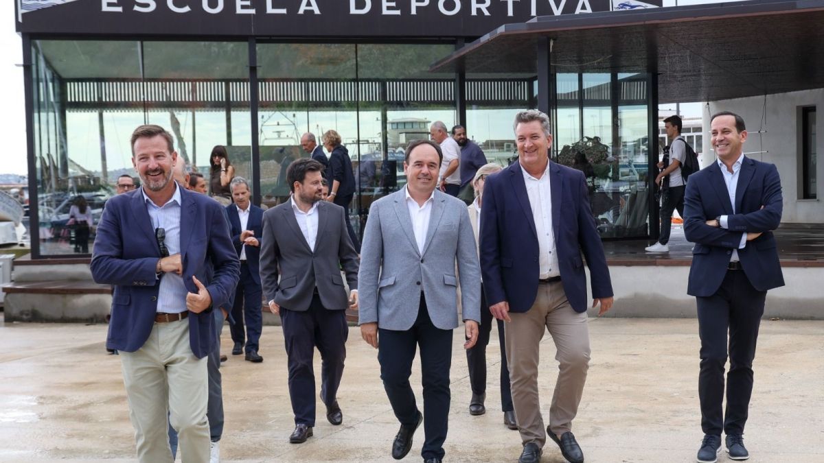 Pérez Llorca al costat de l'escola esportiva del port de Xàbia Pérez Llorca al costat de l'escola esportiva del port de Xàbia