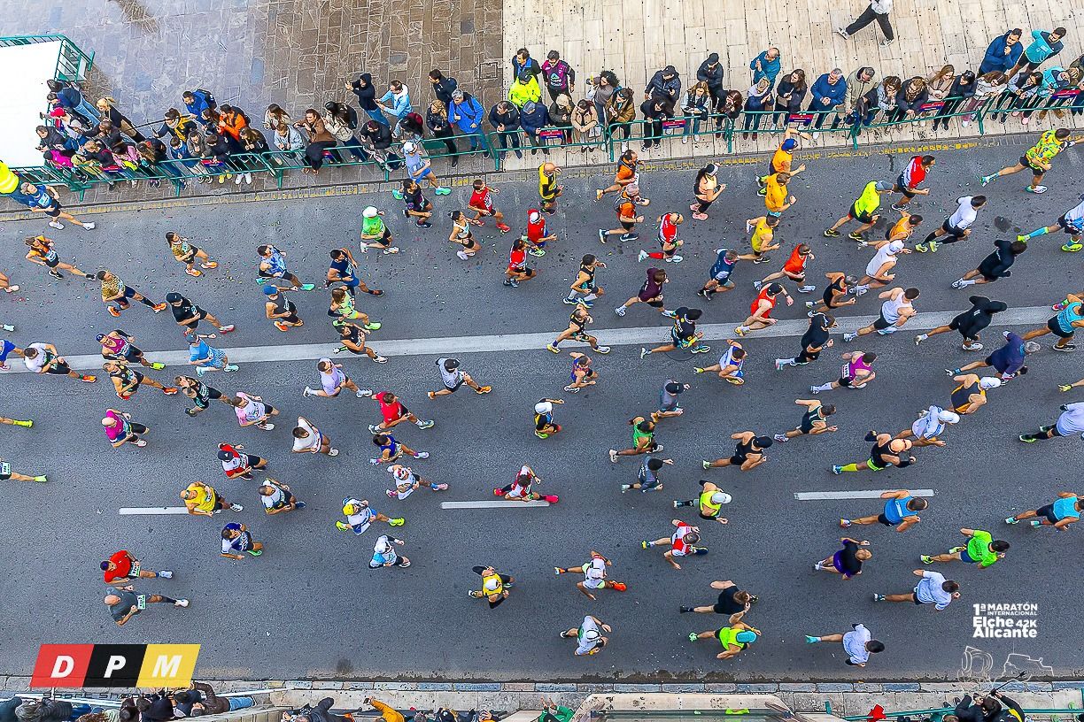 Corredores durante la primera edición de la Maraton Elche-Alicante Corredores durante la primera edición de la Maraton Elche-Alicante