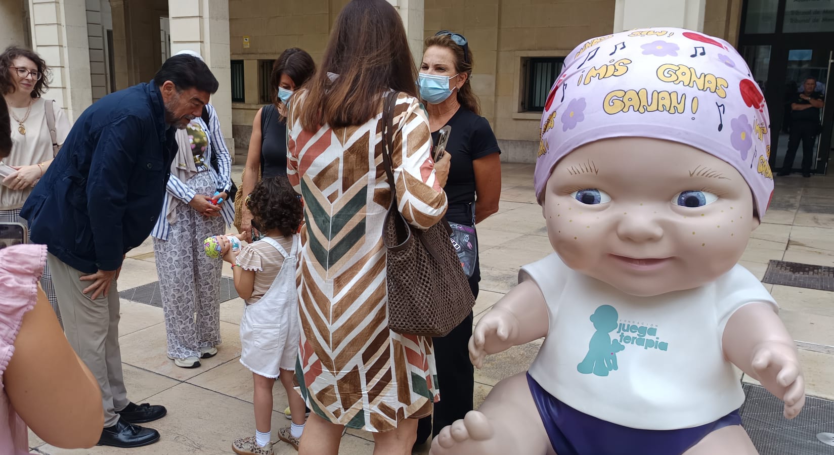 Luis Barcala visita una de las figuras de la exposición Baby Pelones Luis Barcala visita una de las figuras de la exposición Baby Pelones