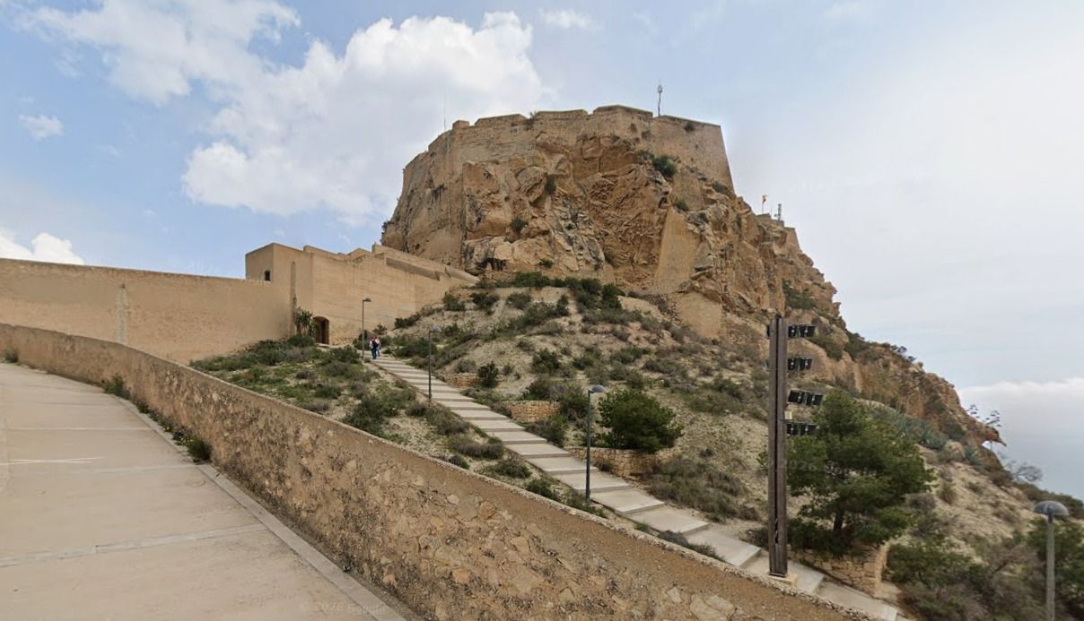 Castillo de Santa Bárbara en Alicante desde la Muralla de Poniente Castillo de Santa Bárbara en Alicante desde la Muralla de Poniente