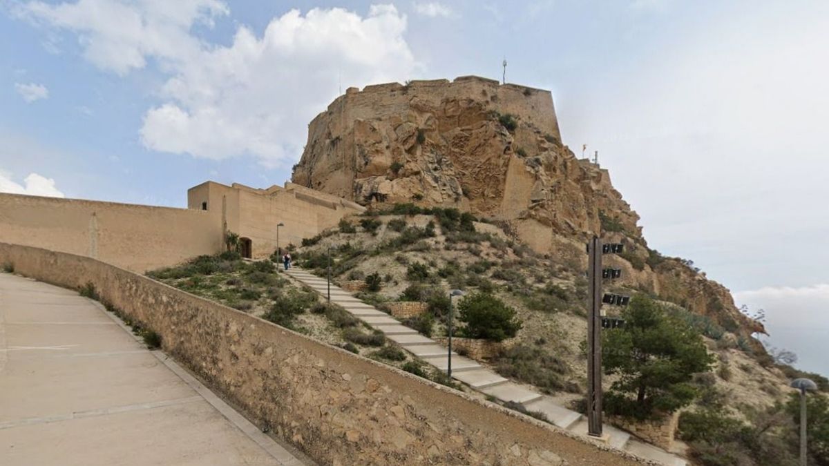 Castillo de Santa Bárbara en Alicante desde la Muralla de Poniente Castillo de Santa Bárbara en Alicante desde la Muralla de Poniente