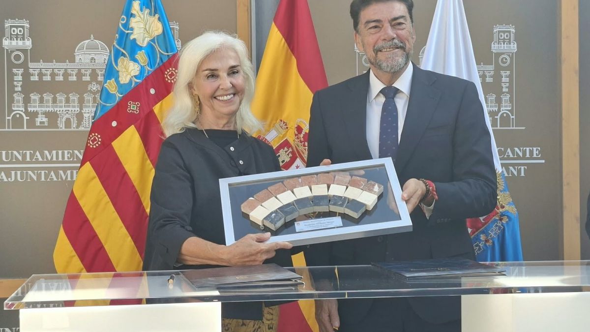Hortensia Herrero y Luis Barcala firman el convenio de restauración de la Muralla de Poniente Hortensia Herrero y Luis Barcala firman el convenio de restauración de la Muralla de Poniente