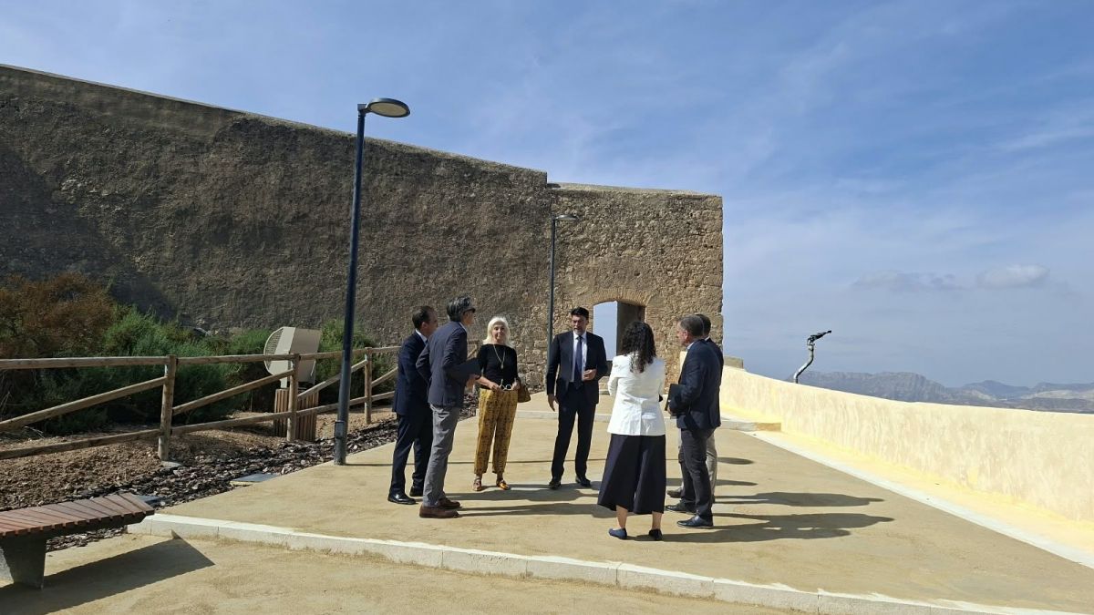 Obras de peatonalización del sendero que lleva al acceso de la Muralla de Poniente Obras de peatonalización del sendero que lleva al acceso de la Muralla de Poniente
