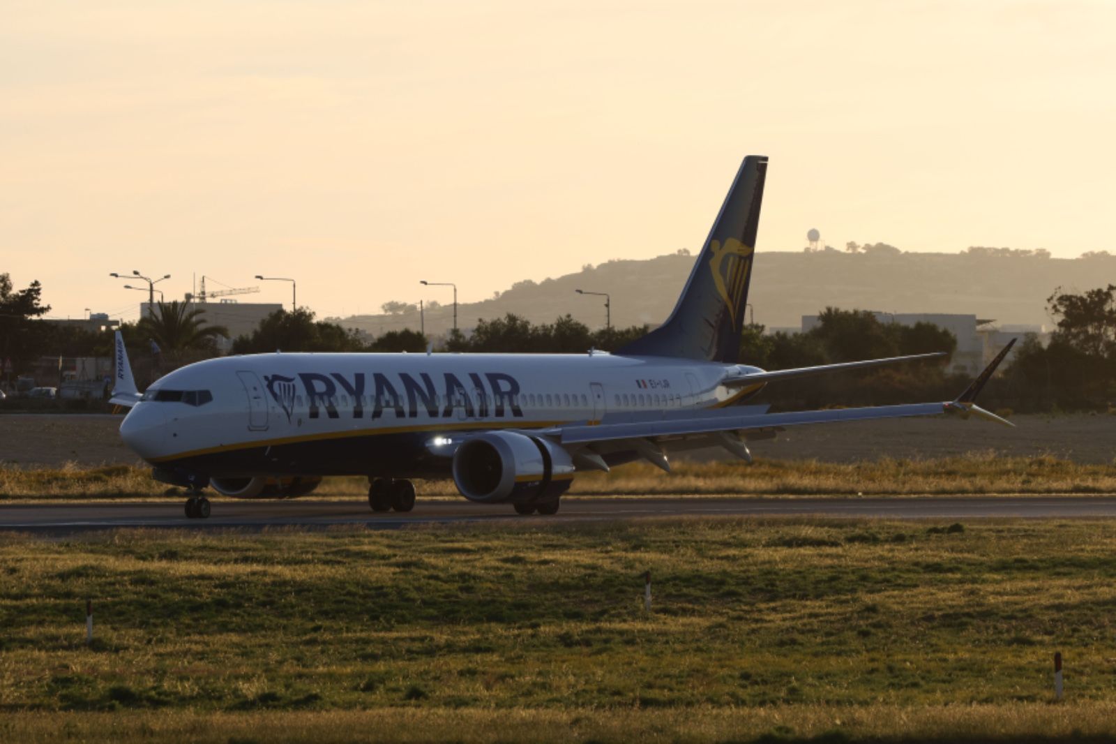Un avión de Ryanair en el atardecer de un aeropuerto (Foto: Pexels) Un avión de Ryanair en el atardecer de un aeropuerto (Foto: Pexels)