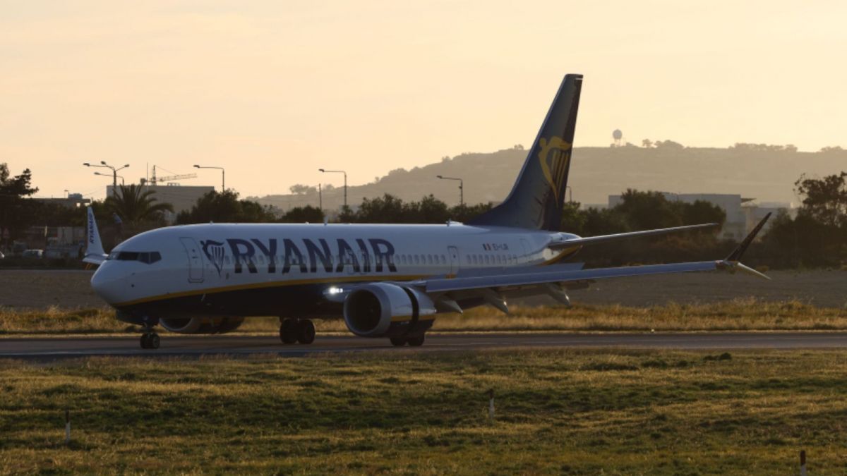 Un avión de Ryanair en el atardecer de un aeropuerto (Foto: Pexels) Un avión de Ryanair en el atardecer de un aeropuerto (Foto: Pexels)