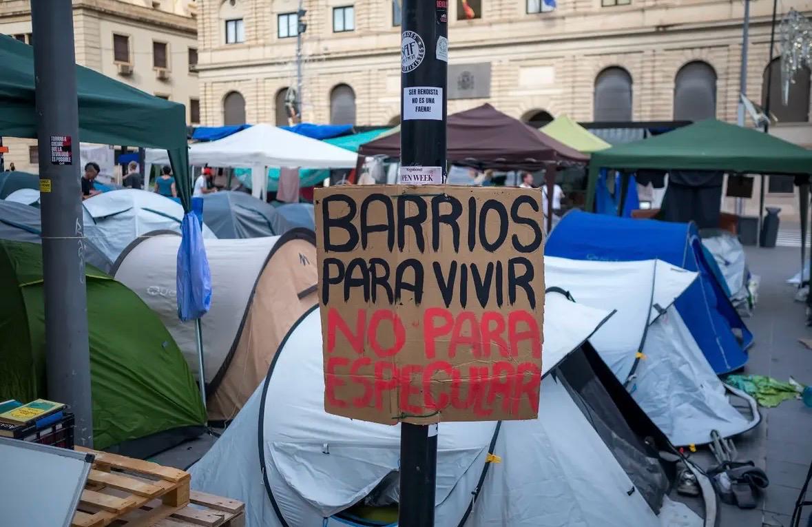 Cartel reivindicativo en la acampada por la vivienda en Alicante (Foto: Pablo Parra - SVC y SVZN) Cartel reivindicativo en la acampada por la vivienda en Alicante (Foto: Pablo Parra - SVC y SVZN)