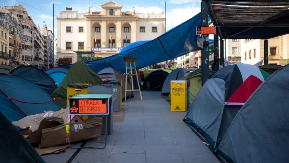 Tiendas de campaña en la acampada por la vivienda en Alicante (Foto: Pablo Parra - SVC y SVZN)