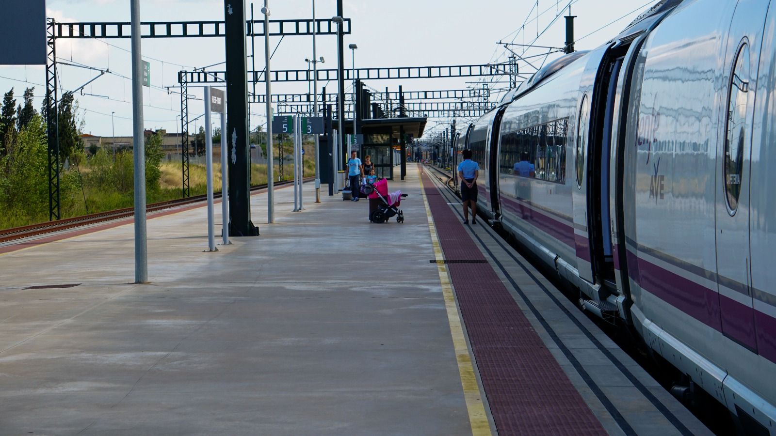 Pasajeros esperan en una estación del AVE (Foto: Pexels) Pasajeros esperan en una estación del AVE (Foto: Pexels)