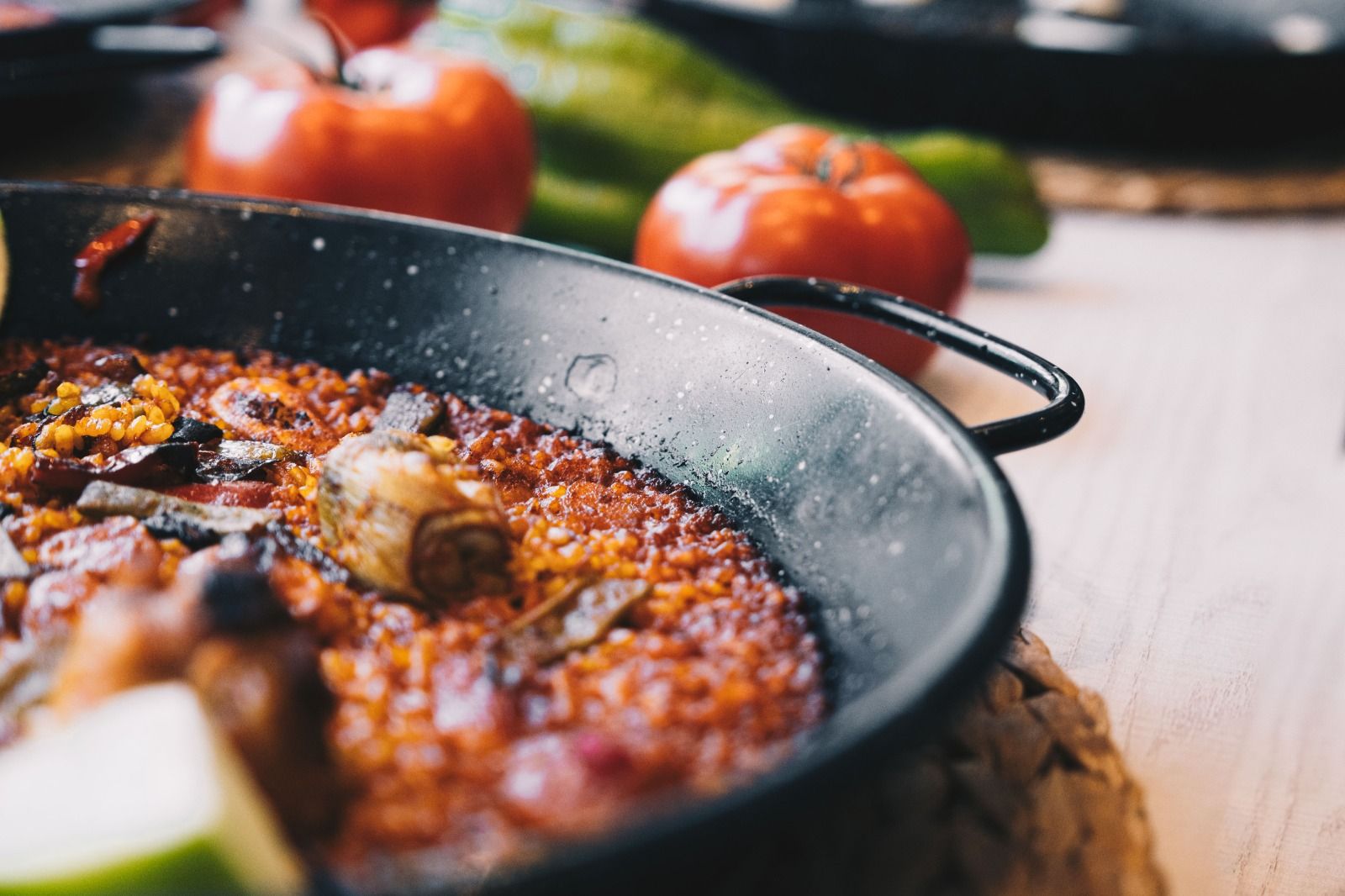 Sabroso plato de paella en una sartén con tomates frescos y verduras (Foto: Daniel Aragoneses - Pexels) Sabroso plato de paella en una sartén con tomates frescos y verduras (Foto: Daniel Aragoneses - Pexels)