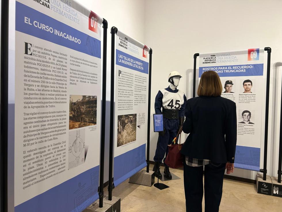 Una mujer en la exposición en la Lonja Medieval Una mujer en la exposición en la Lonja Medieval