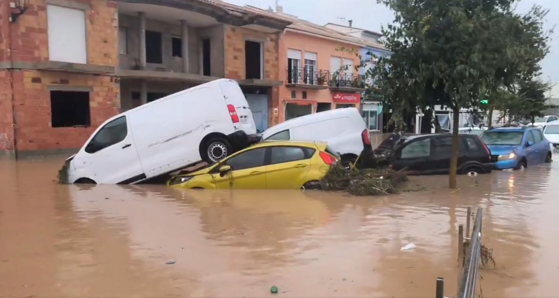 Coches apilados por el desbordamiento del río Girona en Els Poblets (Fuente: Pere Conca) Coches apilados por el desbordamiento del río Girona en Els Poblets (Fuente: Pere Conca)