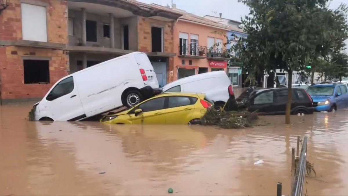 Coches apilados por el desbordamiento del río Girona en Els Poblets (Fuente: Pere Conca) Coches apilados por el desbordamiento del río Girona en Els Poblets (Fuente: Pere Conca)