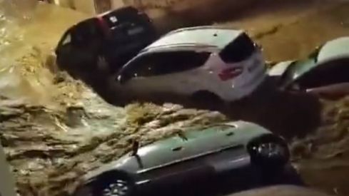 El agua de las lluvias torrenciales arrastra coches (Fuente: Elena Gómez - AVAMET) El agua de las lluvias torrenciales arrastra coches (Fuente: Elena Gómez - AVAMET)