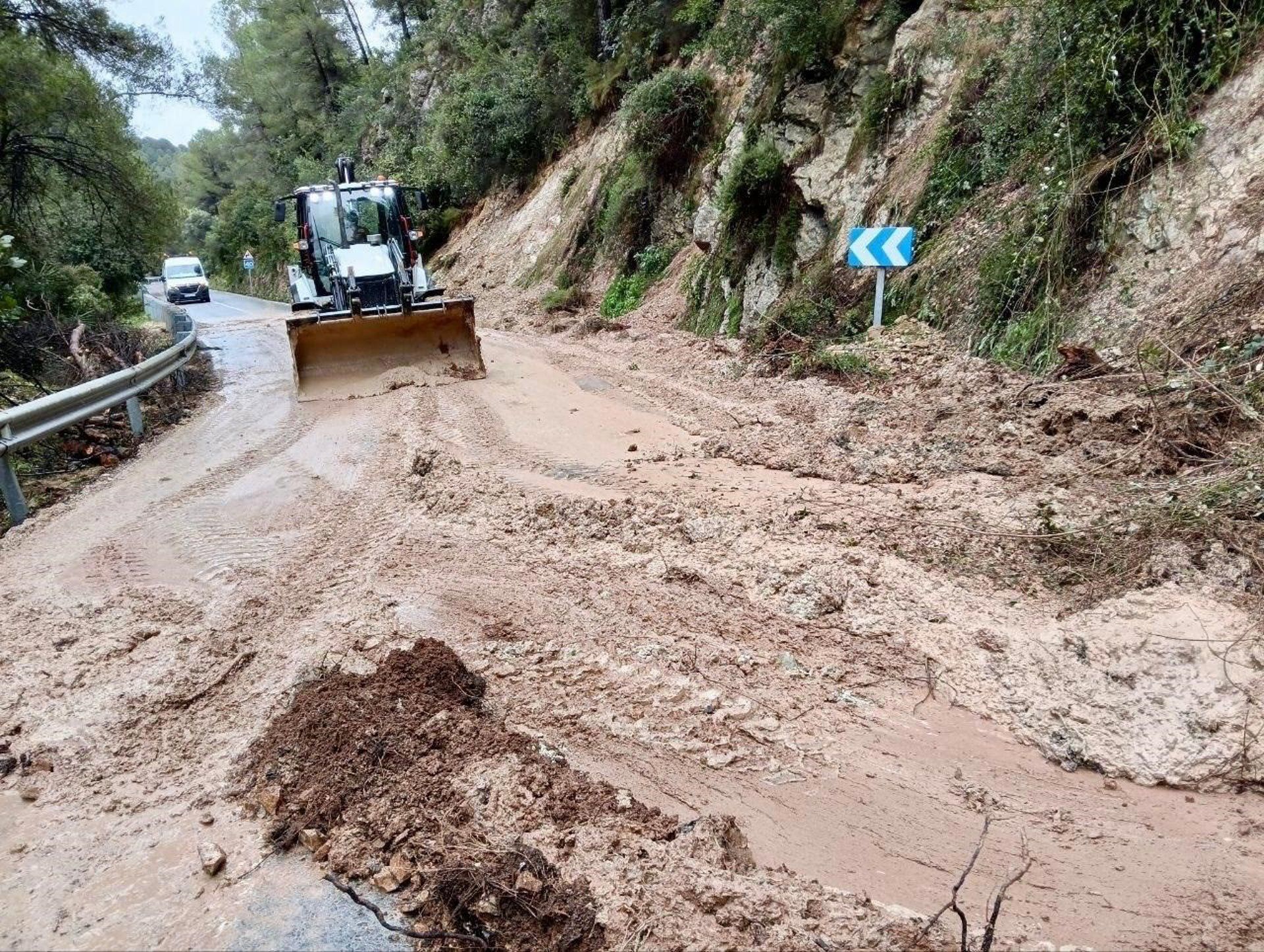 La Generalitat trabaja en una decena de carreteras autonómicas para restituir el tráfico La Generalitat trabaja en una decena de carreteras autonómicas para restituir el tráfico
