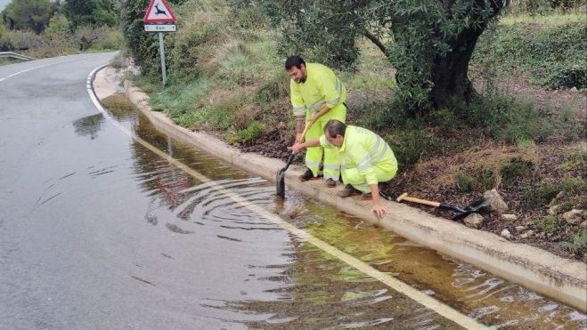 Operarios trabajan para despejar las carreteras cortadas por la DANA Adam Operarios trabajan para despejar las carreteras cortadas por la DANA Adam