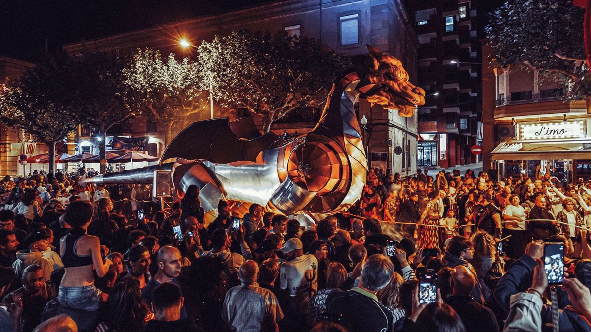 El dragón gigante de Quimera llega al Festival Medieval de Elche El dragón gigante de Quimera llega al Festival Medieval de Elche