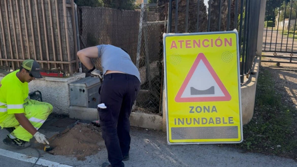 Senyal lluminós a Elx per a tallar el trafique davant perill d'inundació Senyal lluminós a Elx per a tallar el trafique davant perill d'inundació
