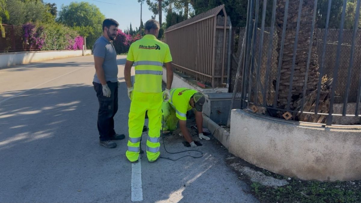 Operaris instal·len els senyals lluminosos al costat del barranc de San Antón a Elx Operaris instal·len els senyals lluminosos al costat del barranc de San Antón a Elx