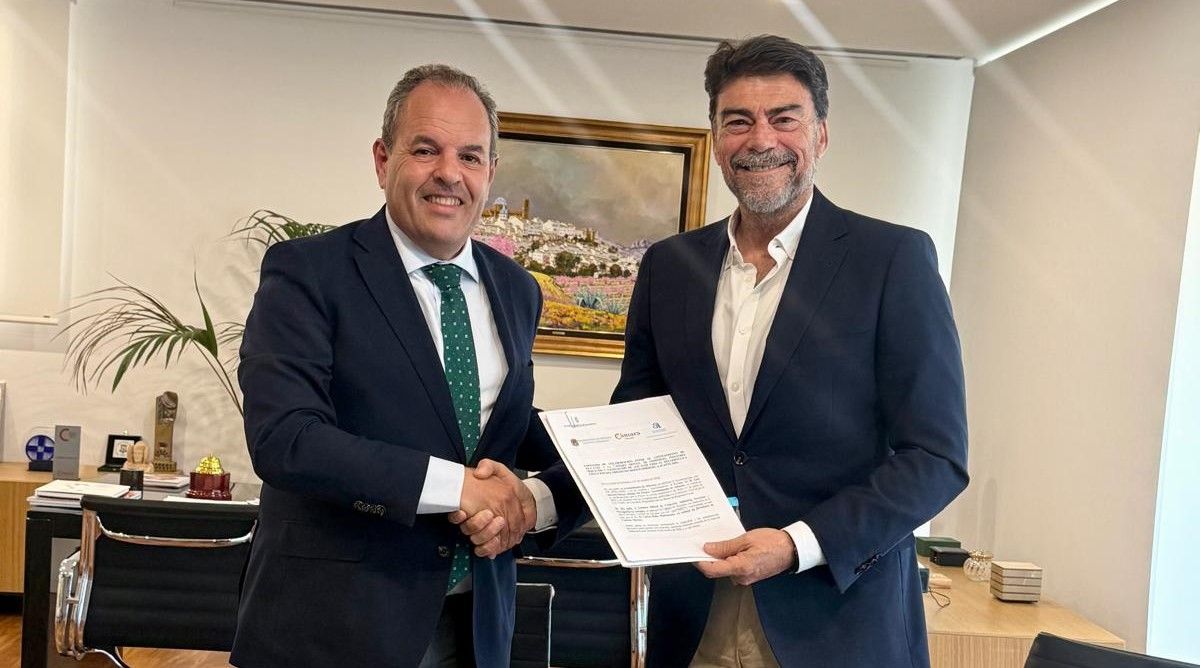 Carlos Baño i Luis Barcala firmen l'acord de gestió dels Bons Comerç a Alacant Carlos Baño i Luis Barcala firmen l'acord de gestió dels Bons Comerç a Alacant