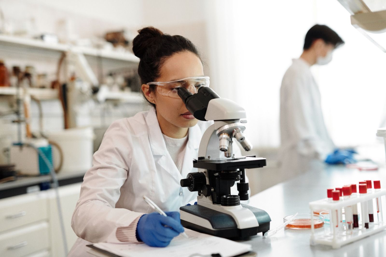 Una investigadora analiza ADN antiguo en un laboratorio (Foto: Pexels) Una investigadora analiza ADN antiguo en un laboratorio (Foto: Pexels)
