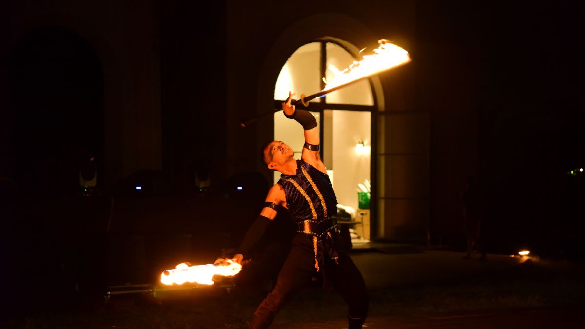 Un espectáculo de fuego en la calle (Foto: Pexels) Un espectáculo de fuego en la calle (Foto: Pexels)
