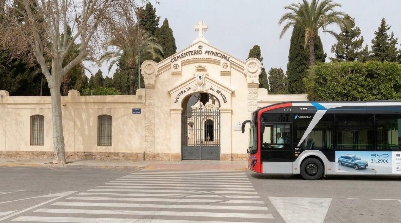Un autobús urbano llega a la puerta del cementerio de Alicante (Foto editada con IA) Un autobús urbano llega a la puerta del cementerio de Alicante (Foto editada con IA)