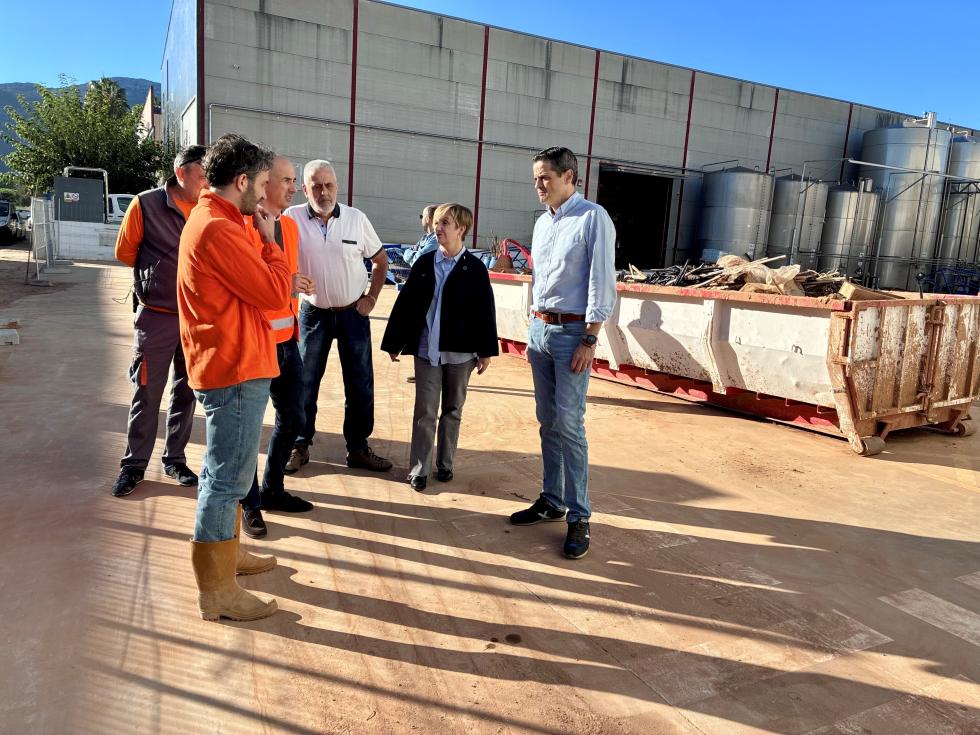 Marián Cano visita varias empresas afectadas por la dana Adam en Pego