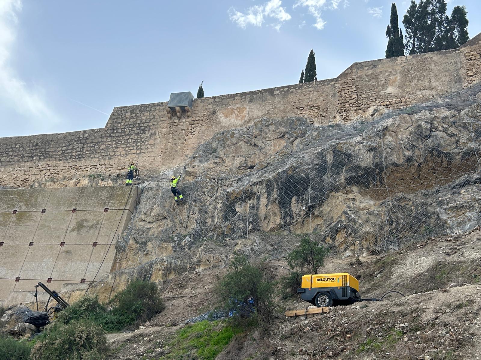Operarios durante las obras de protección en la ladera del monte Benacantil Operarios durante las obras de protección en la ladera del monte Benacantil