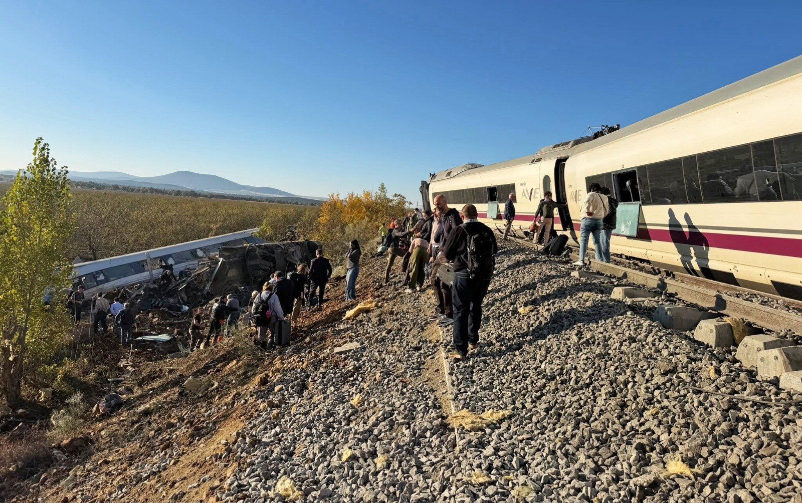 Pasajeros fuera del tren tras el accidente en Urda Pasajeros fuera del tren tras el accidente en Urda